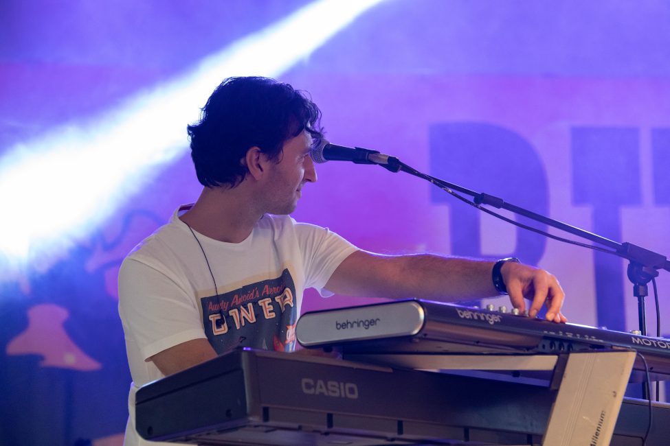 Tastierista Ellemono durante un evento con musica dal vivo