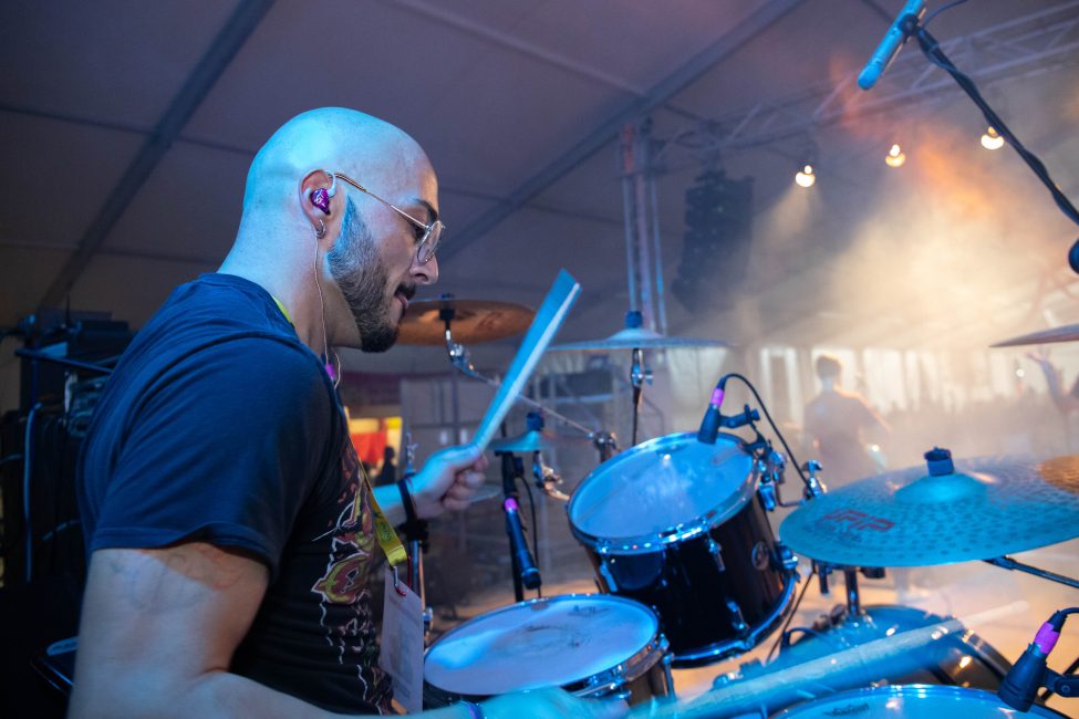 Musicista Ellemono in concerto durante una serata live