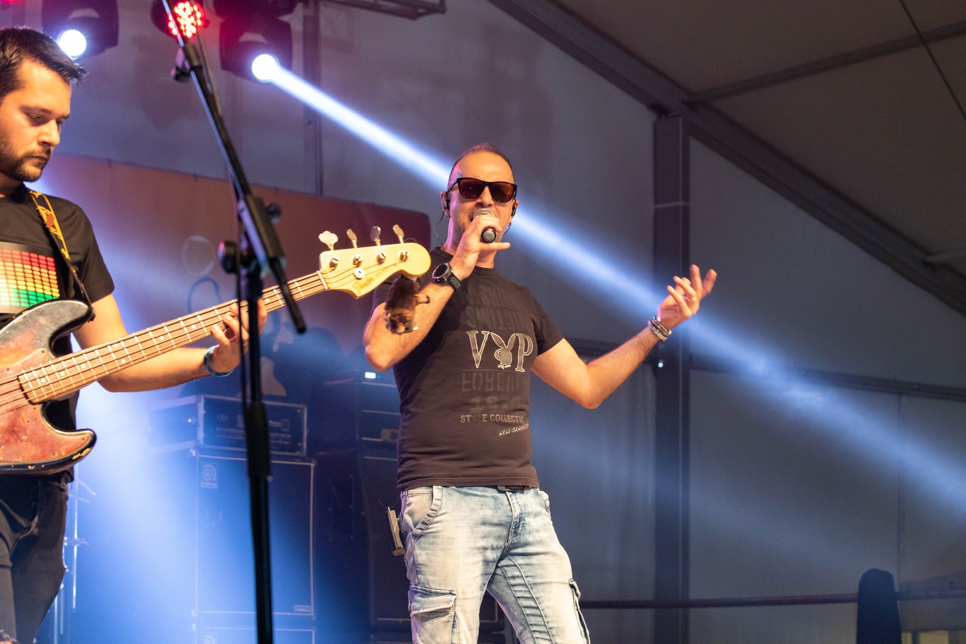 Concerto Ellemono con pubblico e luci per feste di piazza e locali